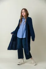 Cardigan largo color marrón de mohair con bolsillos frontales.