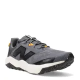 Championes de trail running New Balance modelo Nitrel, color gris topo con detalles en negro y amarillo.