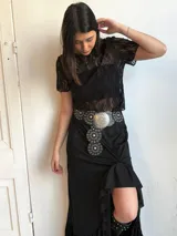 Remera de encaje negra con mangas cortas.