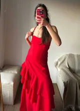 Vestido corto color rojo con botones de madera y lazos en la espalda.