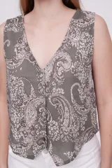 Top sin mangas color gris con estampado paisley en blanco y negro, escote en V y corte holgado.
