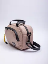 Cartera conservadora de temperatura con interior forrado, bolsillo exterior con cierre y bolsillo lateral para botella, incluye asas fijas y correa desmontable.