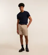 Remera slim fit de algodón color beige, con cuello redondo, manga corta y textura acanalada.