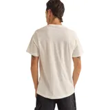 Remera blanca de algodón con cuello redondo y manga corta. Estampado pequeño en el pecho con el logo de la marca Rhythm Livin en color negro.