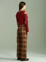 Saco de algodón verde con aberturas en hombros y codos, de corte entallado. Tiene cuello en V, botones pequeños y plaqueta de tejido puño color crudo.