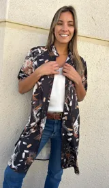 Camisa larga estilo kimono con cuello mao y mangas cortas, con estampado abstracto en tonos negro, blanco y marrón.