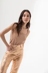 Top de lurex dorado ajustado, ideal para ocasiones nocturnas con un toque de sofisticación y brillo.