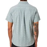 Camisa celeste con estampado de líneas verticales blancas, de manga corta, con cuello clásico, cierre frontal con botones marrones y bolsillo de parche en el pecho.