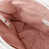 Cartera tipo shopper color blanco, confeccionada en símil cuero texturizado. Tiene doble asa de mano, correa bandolera regulable y herrajes plateados. El acceso es con cierre. Interior forrado en tela de algodón y poliéster con un bolsillo con cierre y dos bolsillos abiertos.