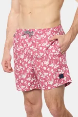 Short de baño color rosado con estampado floral blanco, cintura elástica con cordón ajustable, bolsillos laterales y suspensor de malla fina.