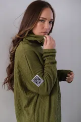 Conjunto deportivo verde oliva de tejido texturizado con cuello alto y logo en la manga.