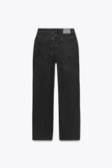 Jeans tobilleros de tiro alto color negro, corte recto y cinco bolsillos.