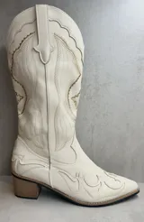 Bota texana de cuero sintético color blanco, con bordados decorativos en beige y taco de madera.