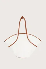 Bolsa de diseño distintivo en color blanco, con acabados en piel marrón, ideal para uso diario.