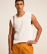 Musculosa blanca de poliéster con elastano, corte regular y textura diagonal.