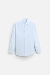 Camisa celeste a rayas verticales, de corte regular, confeccionada en algodón, con cuello italiano, manga larga con puños abotonados y cierre frontal con botones.