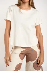 Remera color crudo de algodón peinado, corte al cuerpo y mangas cortas.