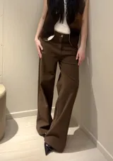 Pantalón marrón de corte wide leg, confeccionado en algodón y lycra.