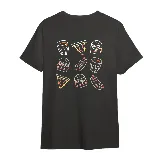 Remera blanca de algodón con cuello redondo y mangas cortas. Estampado en el pecho de una porción de pizza con contorno negro y relleno en amarillo y rojo.