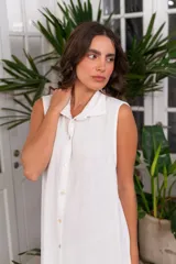 Camisola roja tipo vestido camisero, de corte midi, con cuello camisero, abotonada al frente y con abertura en el ruedo.