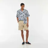 Camisa de manga corta con cuello clásico y estampado floral en blanco y azul.
