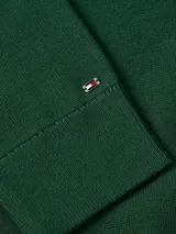 Sweater verde de tejido de punto con cuello redondo y logo de la marca bordado en color blanco en el pecho.