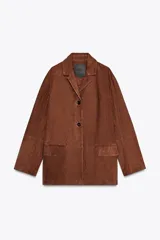 Blazer de cuero color marrón, con cuello solapa de muescas y manga larga. Tiene bolsillos con solapa en delantero, forro interior y cierre frontal con botones.