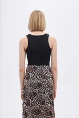 Body sin mangas color borgoña, de poliamida, liso, al cuerpo, con broches y cuello halter.