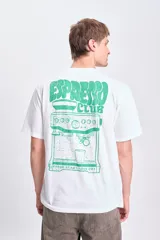 Remera blanca de corte amplio con estampa en la espalda de una máquina de café espresso y la frase "Espresso Club. Fresh start your day" en color verde.