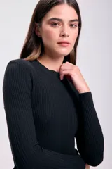 Remera negra de punto rib con cuello redondo y mangas largas.