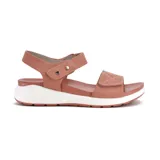 Sandalias bajas color beige con doble tira con velcro y suela blanca.