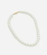 Collar corto de perlas blancas con cierre metálico dorado.