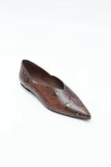 Zapato bajo de punta fina, color marrón oscuro, de acabado liso y estructura flexible.