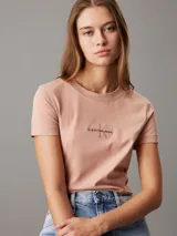 Remera color rosa claro de corte slim fit y cuello redondo. Estampado tonal con el logo de Calvin Klein Jeans en el frente.