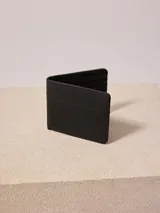Billetera plegable color negro, con compartimentos internos.