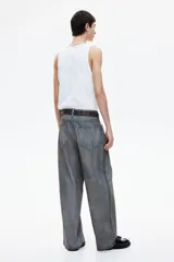Pantalón de jean azul grisáceo, de corte holgado, con tiro bajo y cinco bolsillos.