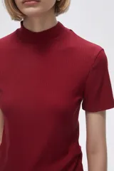 Remera blanca de viscosa con cuello alto y manga corta.