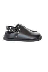 Zuecos negros de cuero napa con diseño slingback y hebilla ajustable.