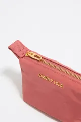 Monedero trapecio de tamaño mini, color crudo, con cierre dorado y logo de la marca estampado en dorado.