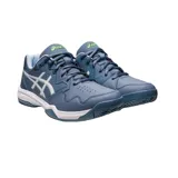 Championes Asics Gel Dedicate 7 Clay negros para hombre, diseñados para tenis. Confeccionados en cuero sintético para mayor sujeción y estabilidad. Suela envolvente y tecnología Trusstic para movimientos laterales seguros.