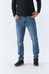 Jean de hombre de corte regular, color azul denim.