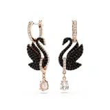 Par de aros colgantes Swarovski con forma de cisne, decorados con cristales negros y detalles en tono oro rosa. Cuentan con un aro mini con cristales y una circonia transparente en forma de pera colgando delicadamente.