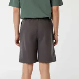 Short gris de corte recto con costuras verticales al frente.