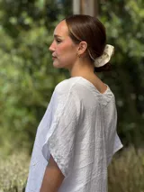 Vestido largo azul marino de lino italiano, con escote en V, mangas cortas y bolsillos laterales.