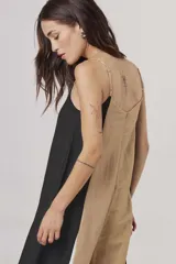 Mono largo de diseño holgado con breteles finos y escote en V. Presenta un diseño tricolor con bloques verticales en beige, negro y blanco.