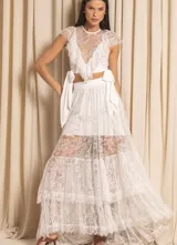 Falda larga de encaje blanco con cintura alta y lazos laterales.