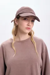 Remera manga corta color marrón con efecto lavado y corte holgado.