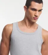 Musculosa gris melange de corte regular con escote cuadrado.