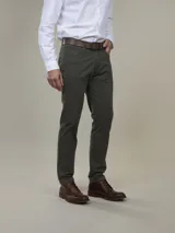 Pantalón de vestir azul marino, de corte recto, con bolsillos laterales y traseros.