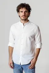 Camisa blanca de cuello mao y mangas 3/4 con botón para sujetar.